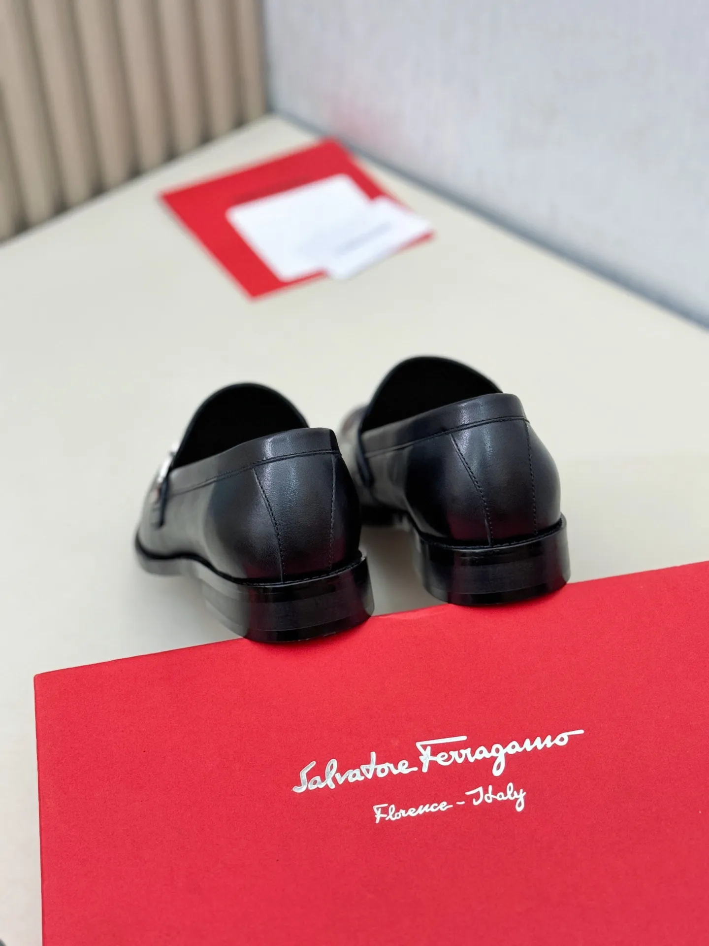 [Ferragamo] P: 560💰 Number of yards: 38~44 (45 orders are non-returnable) Ferragam's new men's formal leather shoes, the fabric is made of imported cowhide, with visible texture, heavy-duty stitching, dyed calfskin inside, standard logo cowhide feet, big-name experience, soft and comfortable on the feet, a men's favorite, special non-slip and wear-resistant rubber soles, easy to handle various occasions, with original box packaging!